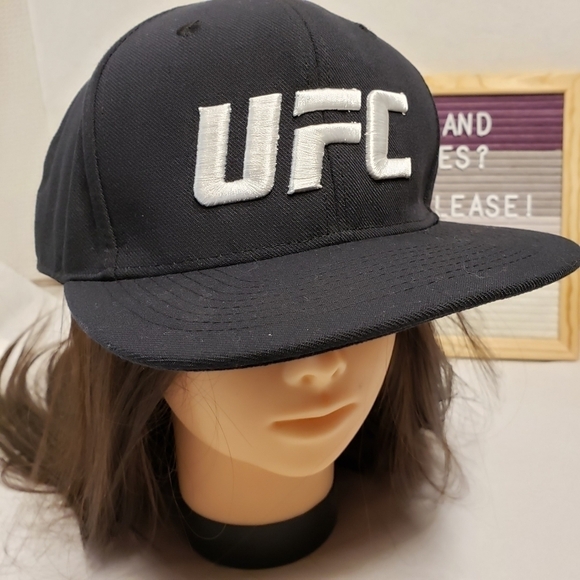 UFC Reebok SnapBack in black with white embroidery - Picture 3 of 6